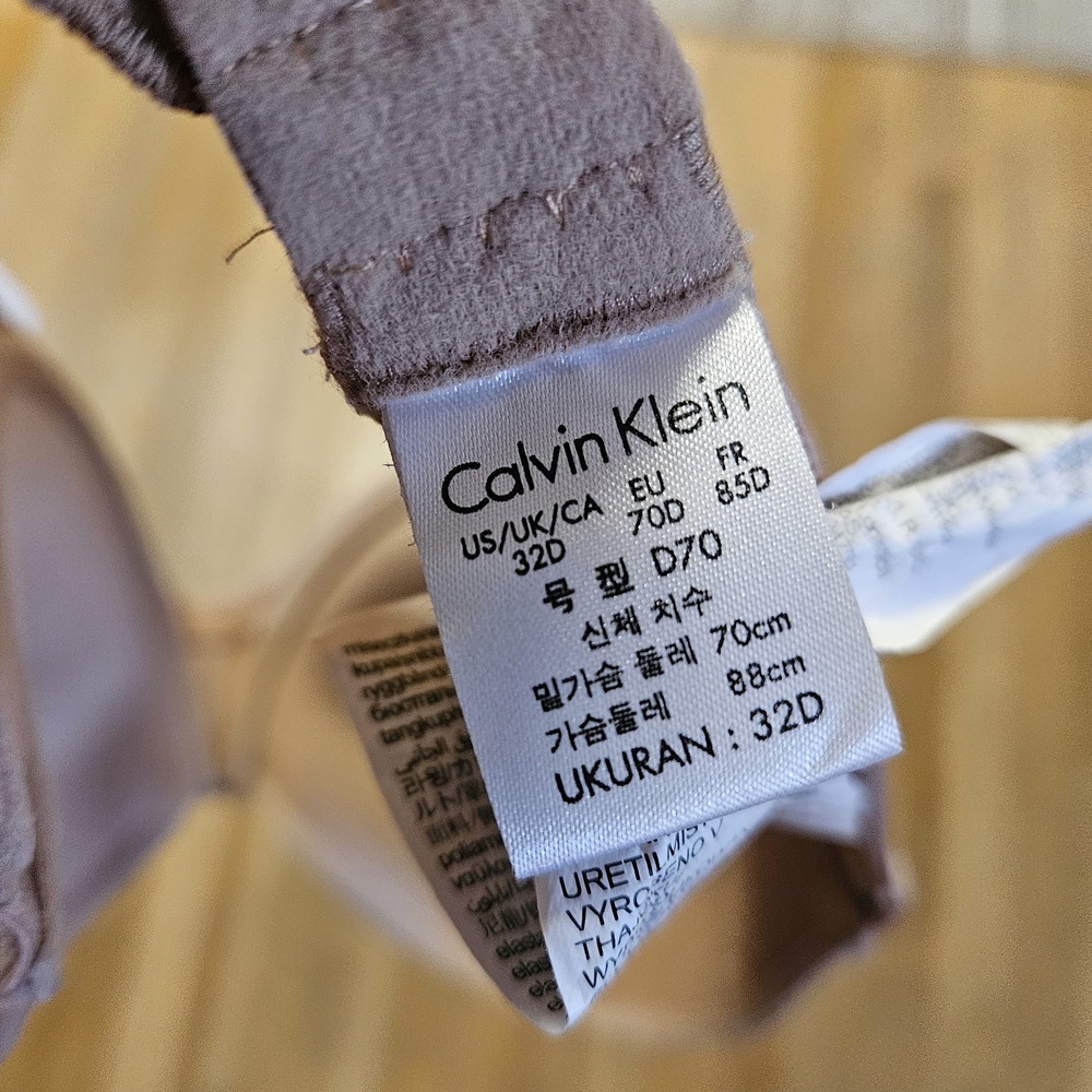 Calvin Klein Naked Glamour Strapless Pushup Bras - Black and Nude 32D - Picture 3 of 3